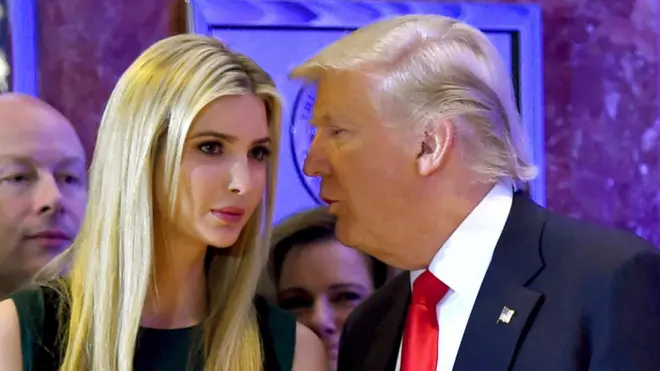 Donald Trump membisikkan sesuatu ke putrinya, Ivanka, dalam keterangan pers di New York pada 16 Januari 2017.