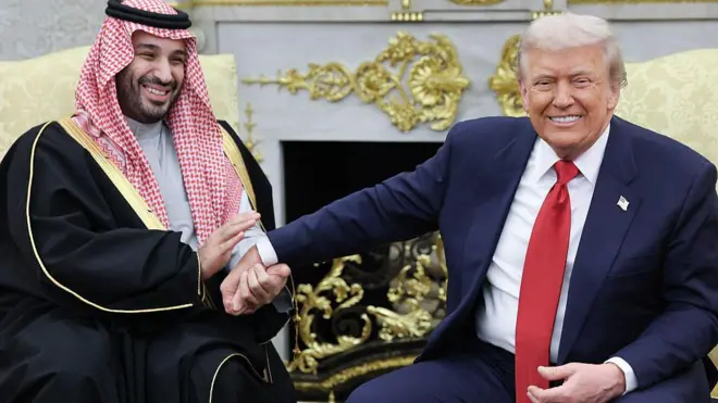 саудовский принц и трамп восторженно жмут друг другу руки 