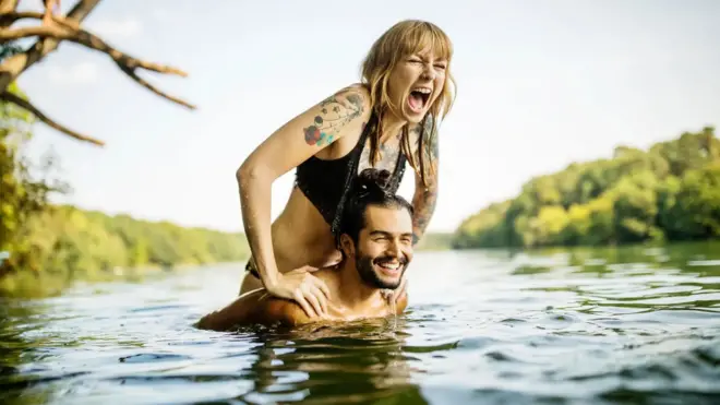 Umukobwa uri ku mugongo w'umugore