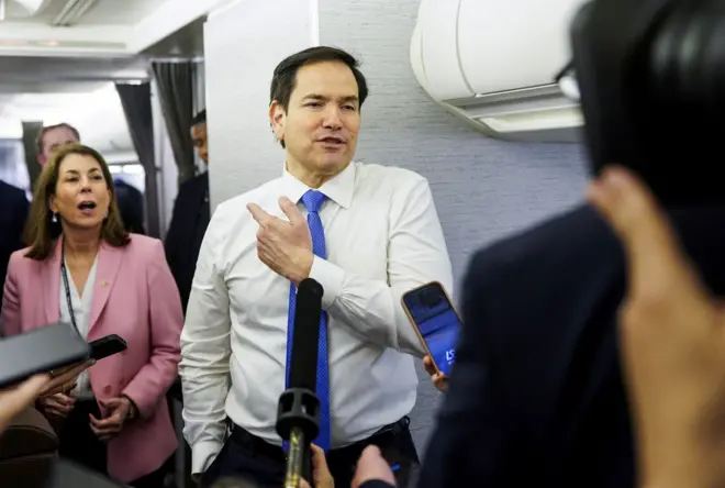 ABD Dışişleri Bakanı Marco Rubio uçakta gazetecilerin sorularını yanıtlarken. 