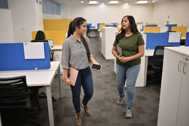 ऑफिसमध्ये बसून काम करणाऱ्यांनी जेवल्यावर थोडं चाललं पाहिजे, वाचा 5 कारणं