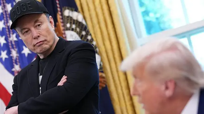 إيلون ماسك إلى جانب الرئيس الأمريكي دونالد ترامب