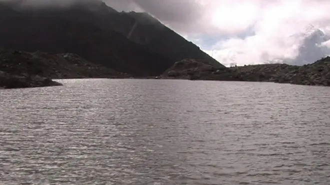 نیپال میں کوہ ہمالیہ کے قریب ایک جھیل میں پانی کی سطح خطرے کے نشان سے بڑھ گئی جسے کے بعد اس سے پانی کی نکاسی کی گئی