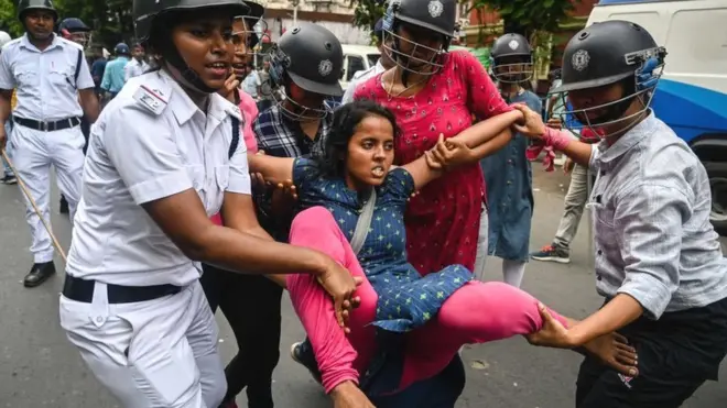 శ్రీలంకలో నిరసనకారులు