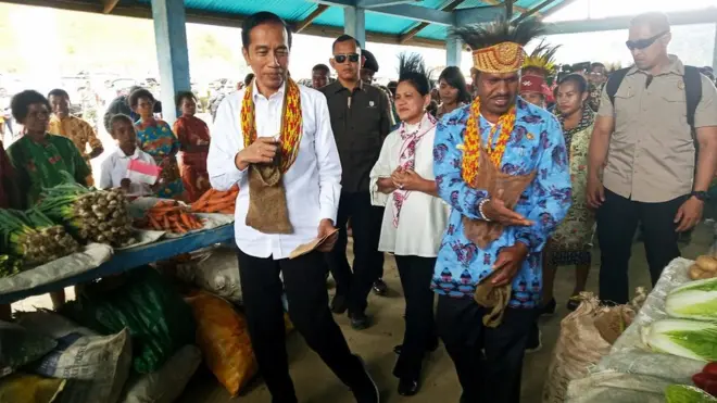 Presiden Joko Widodo bersama Ibu Negara Iriana Joko Widodo meninjau pasar khusus Mama Papua di Distrik Anggi, Kabupaten Pegunungan Arfak, Papua Barat, Minggu (27/10). Kunjungan perdana presiden setelah pelantikan yang berlangsung sepekan lalu itu bertujuan untuk meninjau infrastruktur sekaligus menyampaikan rencana pembangunan di Papua Barat dan Papua dalam masa lima tahun mendatang.