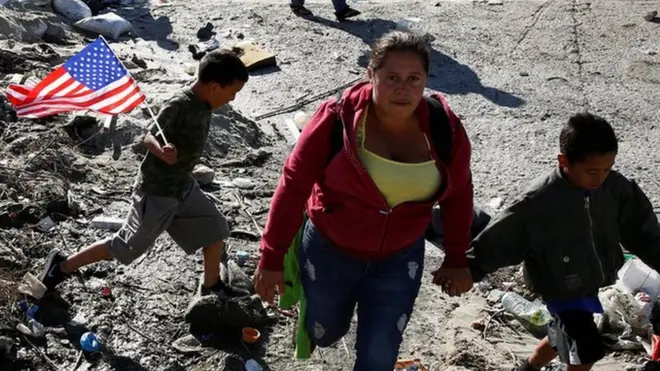 Мигранты у стены на границе