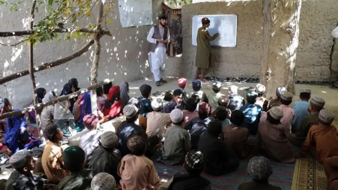 وزارت معارف طالبان گفته میخواهد فعالیتهای این مراکز آموزشی را بررسی کند