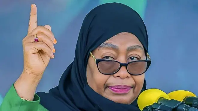 Perezida Samia Suluhu Hassan arimo kuvugira mu ndangururamajwi ndetse azamuye urutoki hejuru, ku itariki ya 28 Ukwakira (10) mu mwaka wa 2025.