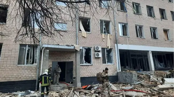 कीएफ़ में सेना की एक यूनिट के इमारत में धमाके के बाद क्या कुछ दिख रहा था उसकी तस्वीर यूक्रेन के गृह मंत्रालय की प्रेस सेवा के हैंडआउट में जारी की गई.