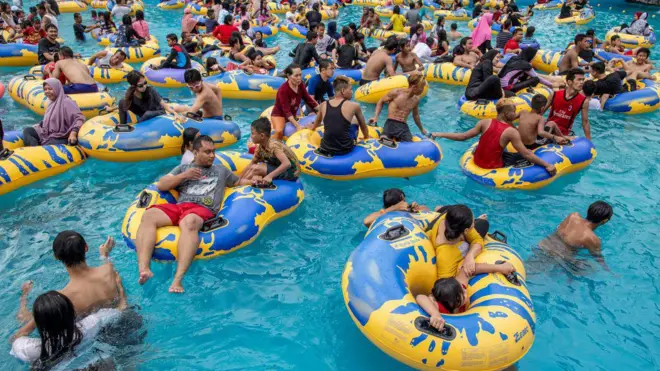 Ratusan orang memadati kolam renang menjelang akhir liburan. 