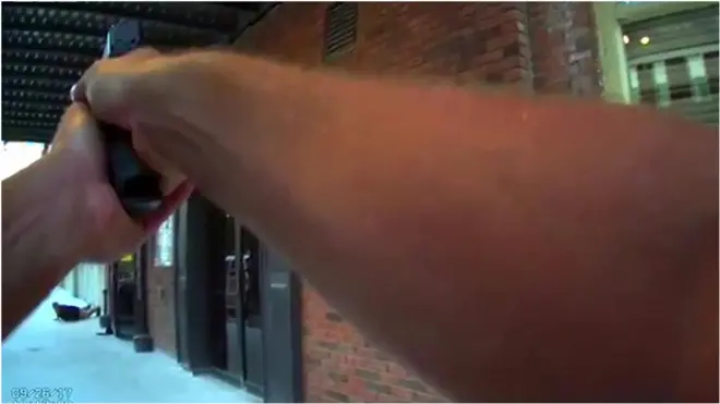 Поліцейський цілить у актора