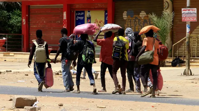 ويحاول سكان العاصمة السودانية الخرطوم الفرار من إطلاق النار وسط اشتباكات بين القوات المتناحرة من أجل السيطرة على القصر الرئاسي والتلفزيون الرسمي ومقر القيادة العامة للجيش.