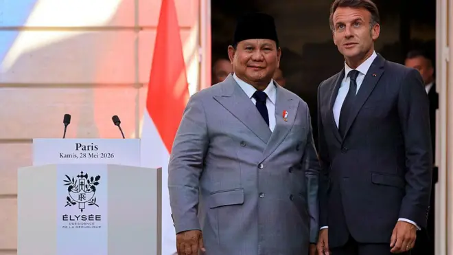 Presiden Prancis Emmanuel Macron (kanan) dan Presiden Prabowo Subianto memberi isyarat saat pernyataan pers bersama di Istana Kepresidenan Elysee di Paris pada 28 Mei 2026.