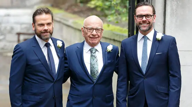 Rupert Murdoch con sus hijos Lachlan (izq.) y James.