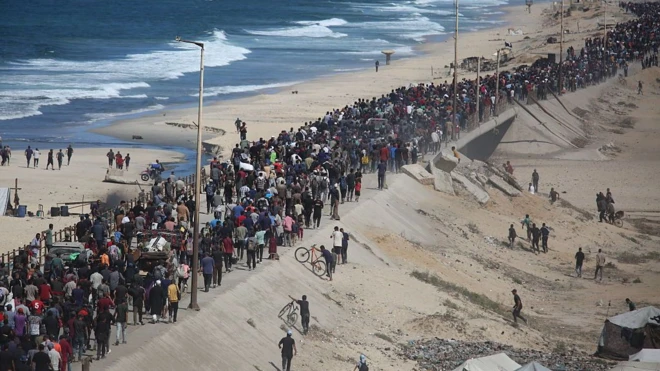 Череда палестинцев в секторе Газа на берегу моря