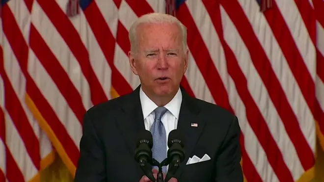 جو بایدن به علت نحوه خروج فوری و "شبانه" نیروهای امریکایی از افغانستان، به شدت زیر انتقاد و فشار قرار گرفته است