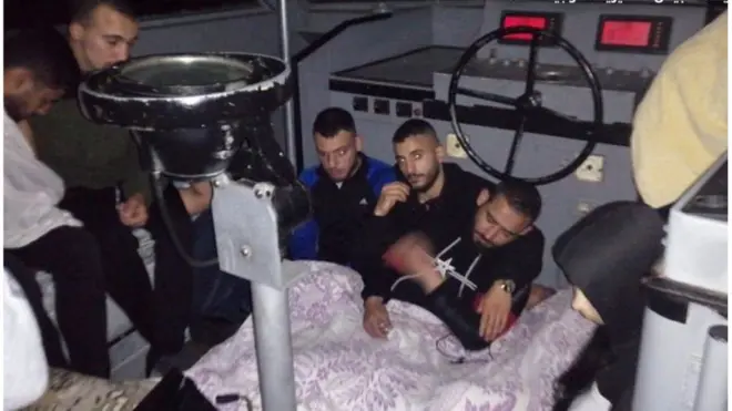 بعض ركاب المركب في أثناء الإنقاذ