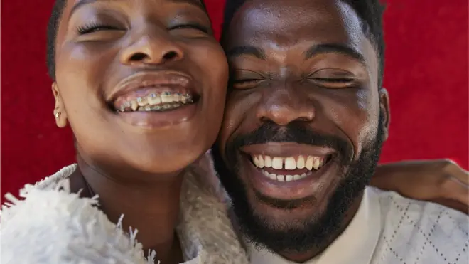 Deux amis en train de sourire