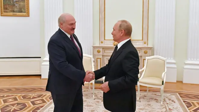 Встреча началась с крепких объятий, сообщили журналисты кремлевского пула