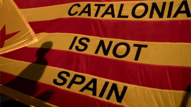 Demonstran prokemerdekaan membentangkan bendera Catalunya di pusat kota Barcelona.