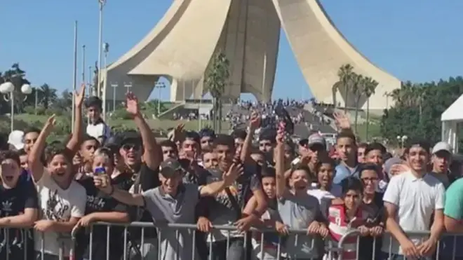 ريفكا يوتيوبر جزائري المعروف استطاع حشد جماهير غفيرة لحضور حفل ميلاده في أشهر ساحة في الجزائر وتحول إلى ظاهرة حيرت البلاد.