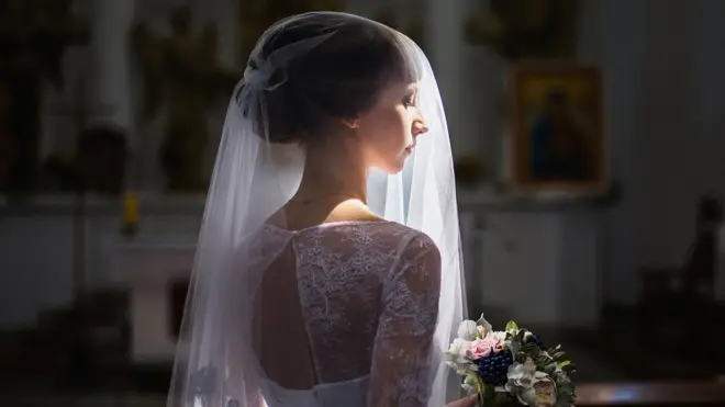 పెళ్లి దుస్తుల్లో యువతి