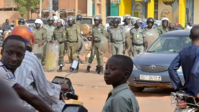 Des policiers nigériens prêts à charger une foule de manifestants (illustration).