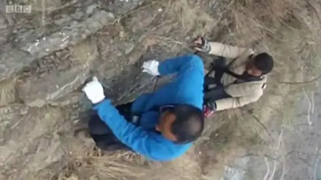 Жители китайской деревни добираются на работу по отвесной скале