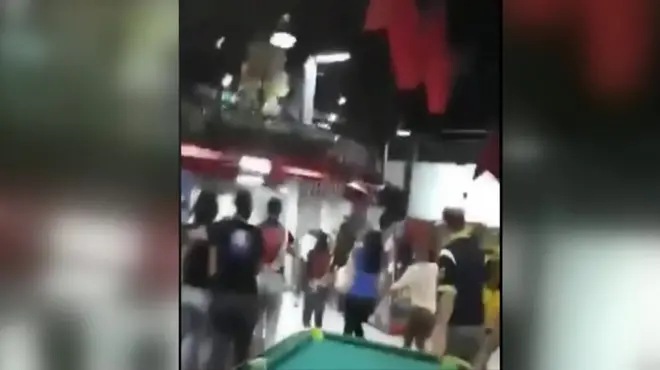 Gente escapando de una bolera de la ciudad mexicana de Tuxtla Gutiérrez, afectada por un sismo de magnitudo 8,2.