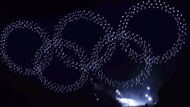 رمز الألعاب الأوليمية مضاء بواسطة طائرات من دون طيار