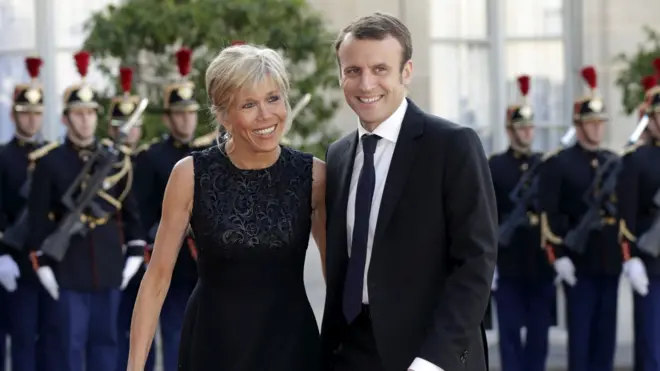 2015年6月，馬克龍與妻子抵達法國總統府參加晚會。