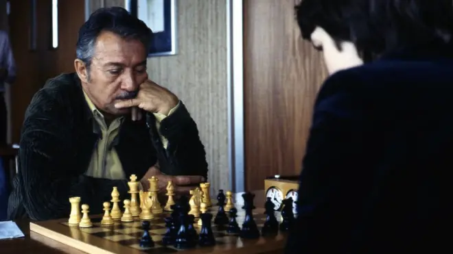 Svetozar Gligorić razmišlja koji će naredni potez da povuče protiv britanskog šahiste Najdžela Šorta