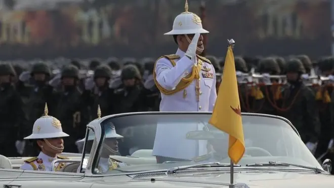 พระบาทสมเด็จพระเจ้าอยู่หัวเสด็จพระราชดำเนินไปในพิธีสวนสนามถวายสัตย์ปฏิญาณของทหาร-ตำรวจ เนื่องในพระราชพิธีบรมราชาภิเษก พุทธศักราช 2562 และวันกองทัพไทย ณ ศูนย์การทหารม้า ค่ายอดิศร อ.เมือง จ.สระบุรี เมื่อวันที่ 18 ม.ค.