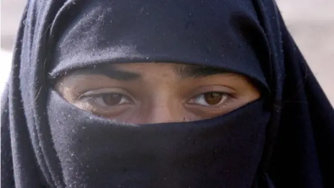 'තලාක්' දික්කසාද සම්ප්‍රදායට එරෙහිව ඉන්දීය ශ්‍රේෂ්ඨාධිකරණය ඉදිරියේ විභාගයක් පැවැත්වෙයි.