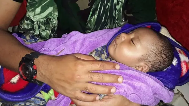 Saat dilakukan penyisiran di lokasi bencana, personel militer berhasil menyelamatkan bayi laki-laki berusia lima bulan yang diduga terperangkap di reruntuhan di bawah rumahnya.