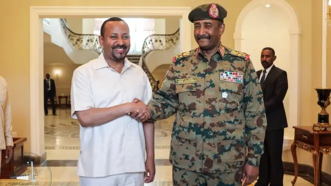 Waziri Mkuu wa Ethiopia Abey Ahmed ( kushoto) pamoja na Generali wa baraza la kijeshi la mpito la Sudan