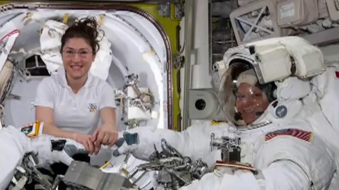 La histórica caminata espacial de mujeres astronautas fué cancelanda por falta de trajes a medida.