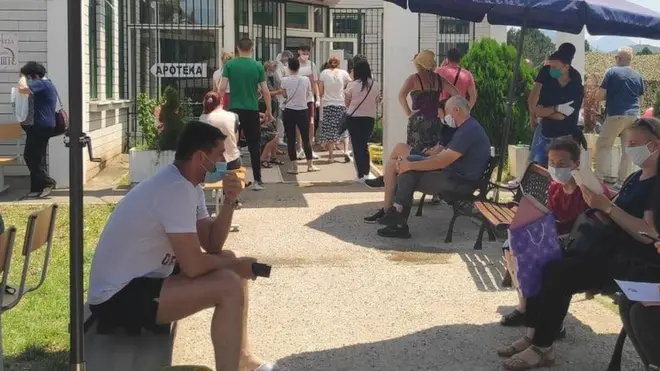 Redovi ispred kovid ambulante u Nišu su dugački