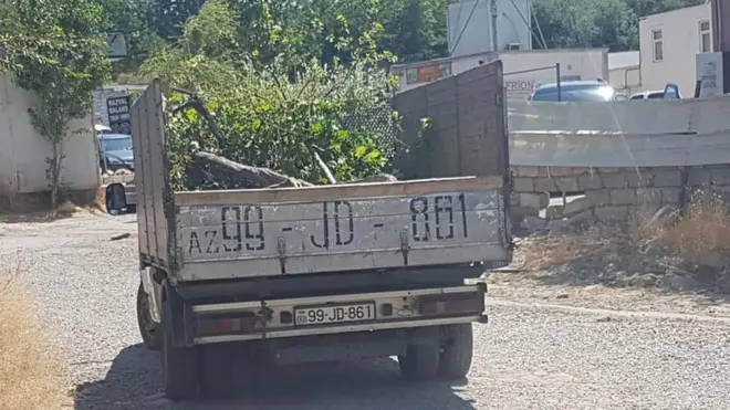 Şikayətçi sakin deyir ki, onlar ağacları kəsənlərin şəklini çəkməyə başlayanda işçilər avtomobilə doluşub qaçmağa başlayıblar