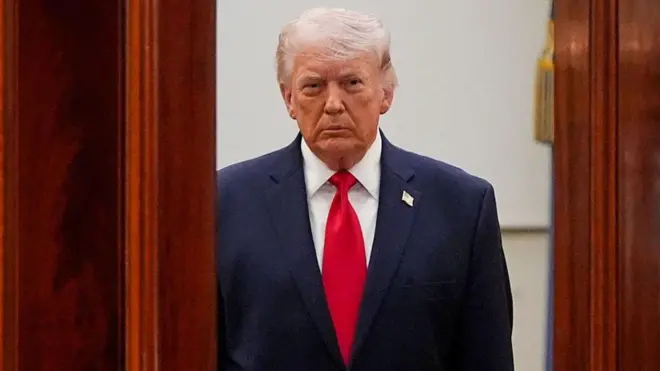 డోనల్డ్ ట్రంప్ తమ విదేశీ విధానాలను ప్రకటించడానికి ముందు అనేక సార్లు మార్కెట్లలో అసాధారణ ట్రేడింగ్ జరిగినట్లు విశ్లేషకులు అంటున్నారు 