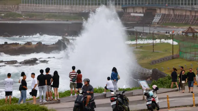 台灣基隆某處海邊民眾聚集觀看巨浪撲岸(10/7/2026)