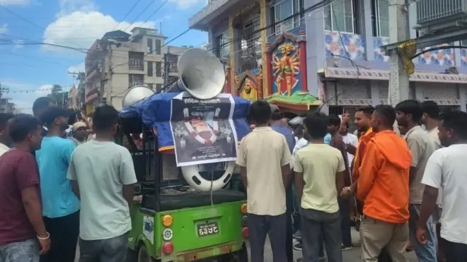कप्तानगन्जको घटनामा ज्यान गुमाएका व्यक्तिको तस्बिरसहित विराटनगरमा जुलुस निकाल्दै स्थानीय युवाहरू