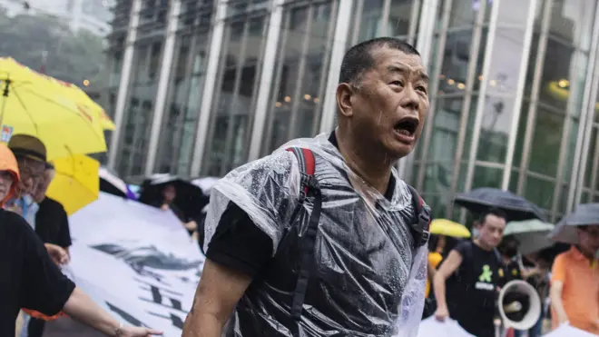 香港“反送中”示威期间黎智英在其中一场游行里冒雨拉起队头大型横幅(18/8/2019)