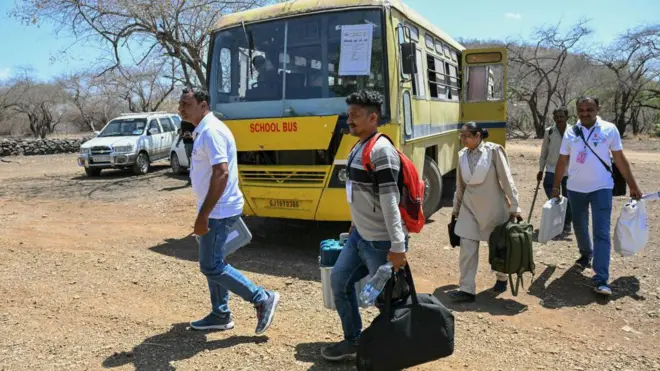 তৃতীয় দফার ভোটগ্রহণের জন্য গুজরাটের গির অরণ্যে নির্বাচনী কর্মকর্তারা