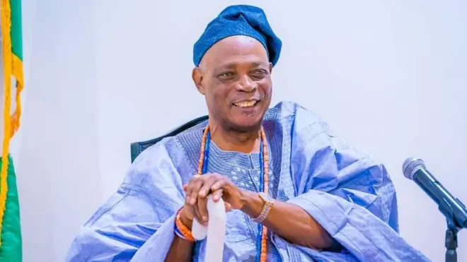 OLubadan wọ agbada, fila ati ilẹkẹ lọrun rẹ
