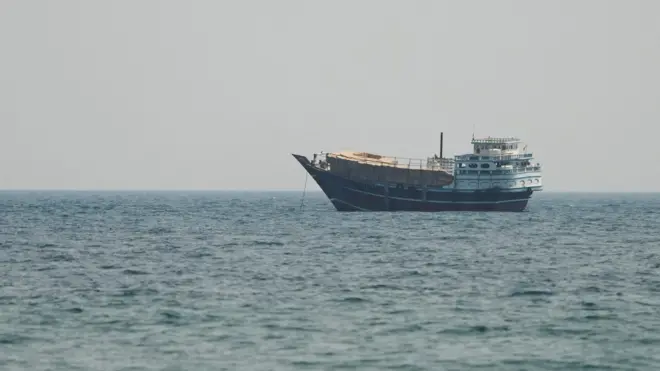 Ubwato buri mu muhora wa Hormuz, bwabonewe i Musandam, muri Oman