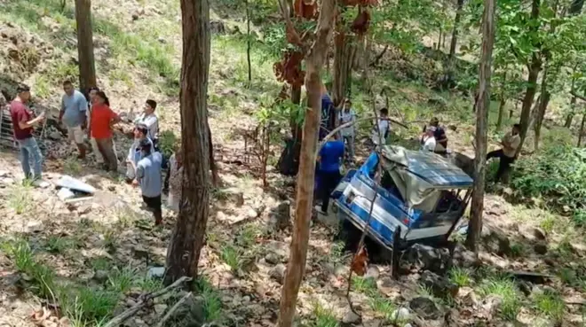 भीरबाट खसालिएको टेम्पो वरपर भेला भएका मानिसहरू