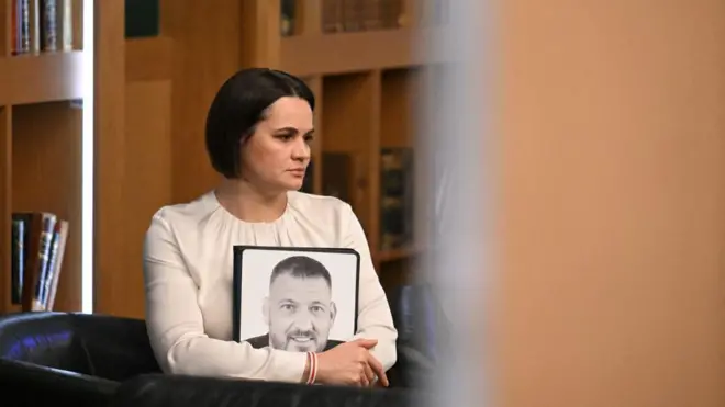 Светлана Тихановская с портретом мужа