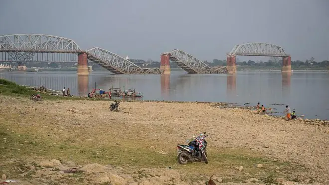 ငလျင်ကြီးလှုပ််ခတ်မှု တစ်နှစ်ပြည့်ဖို့ ရက်ပိုင်းအလို မတ် ၁၉ ရက်မှာတွေ့ရတဲ့ စစ်ကိုင်းတံတားမြင်ကွင်း