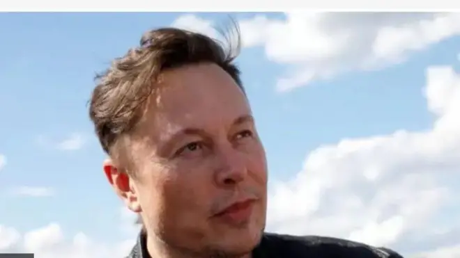 Aworan yii ṣafihan Elon Musk to n wo iwaju